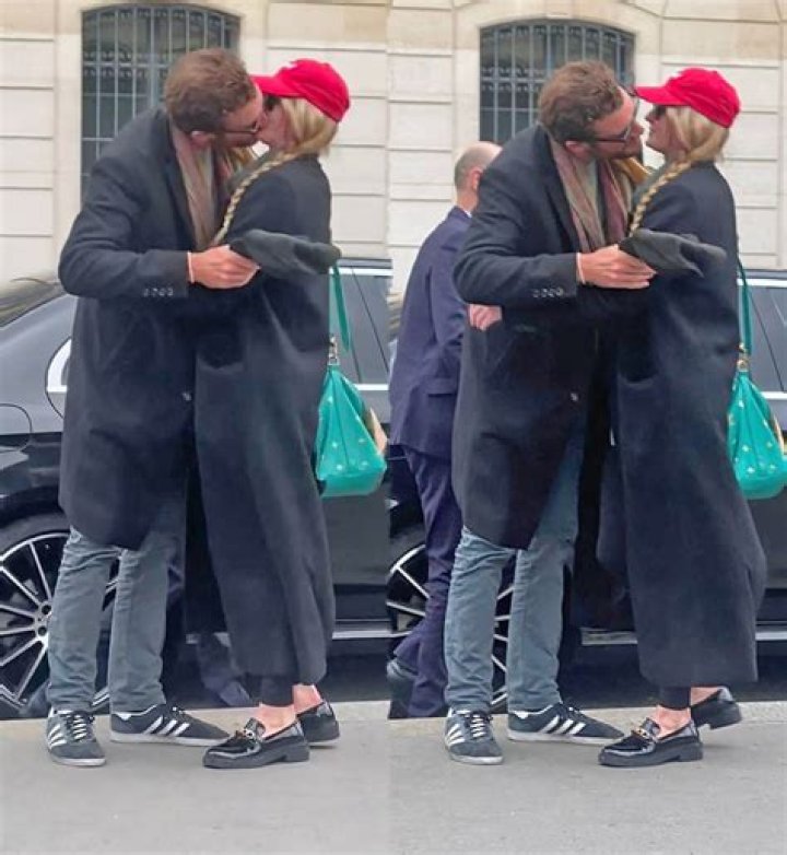 A new romance with Cody Simpson, Miley Cyrus acknowledges about Instagram’s nipple-ban guidelines !