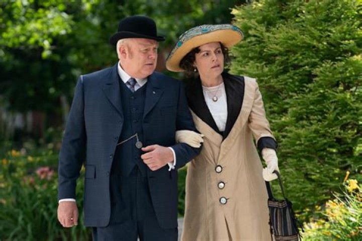 All About Arwen Humphreys Net Worth, Bio, Husband, Height and Murdoch Mysteries