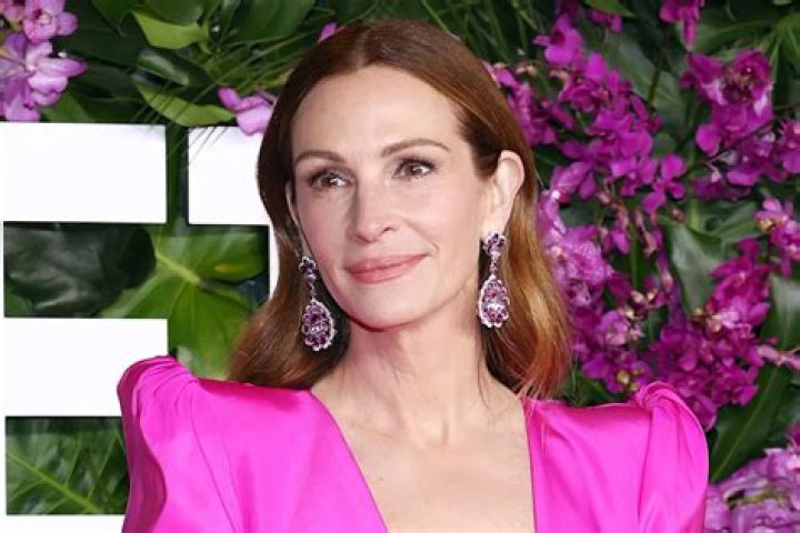 
All About Julia Roberts’ Jewel-Toned Makeup Look at the ‘Ticket to Paradise’ Premiere 