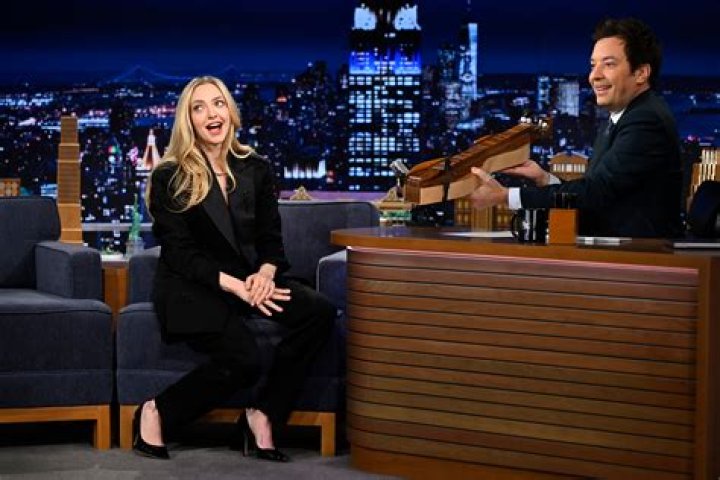 Amanda Seyfried on her rack: ‘They do get in the way a lot & smack my chin’