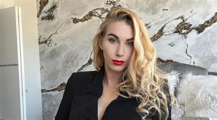 Amber Hayes (Instagram Star) - Age, Family, Bio