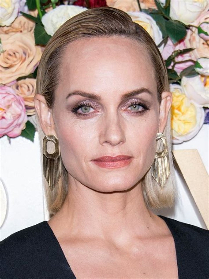 Amber Valletta - Age, Family, Bio
