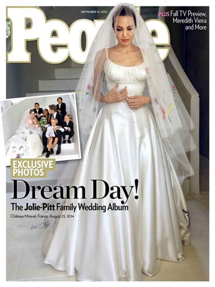 Angelina Jolie & Brad Pitt’s wedding photos cover People, Hello magazines