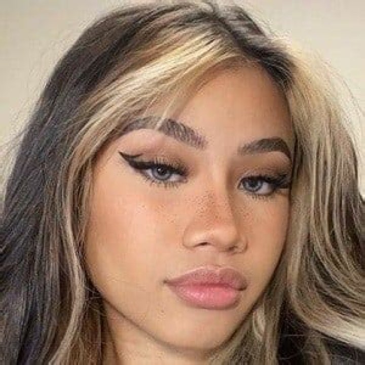 angelysiaa - Age, Family, Bio