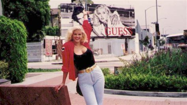 Anna Nicole Smith buried in the manner she was accustomed to (update)