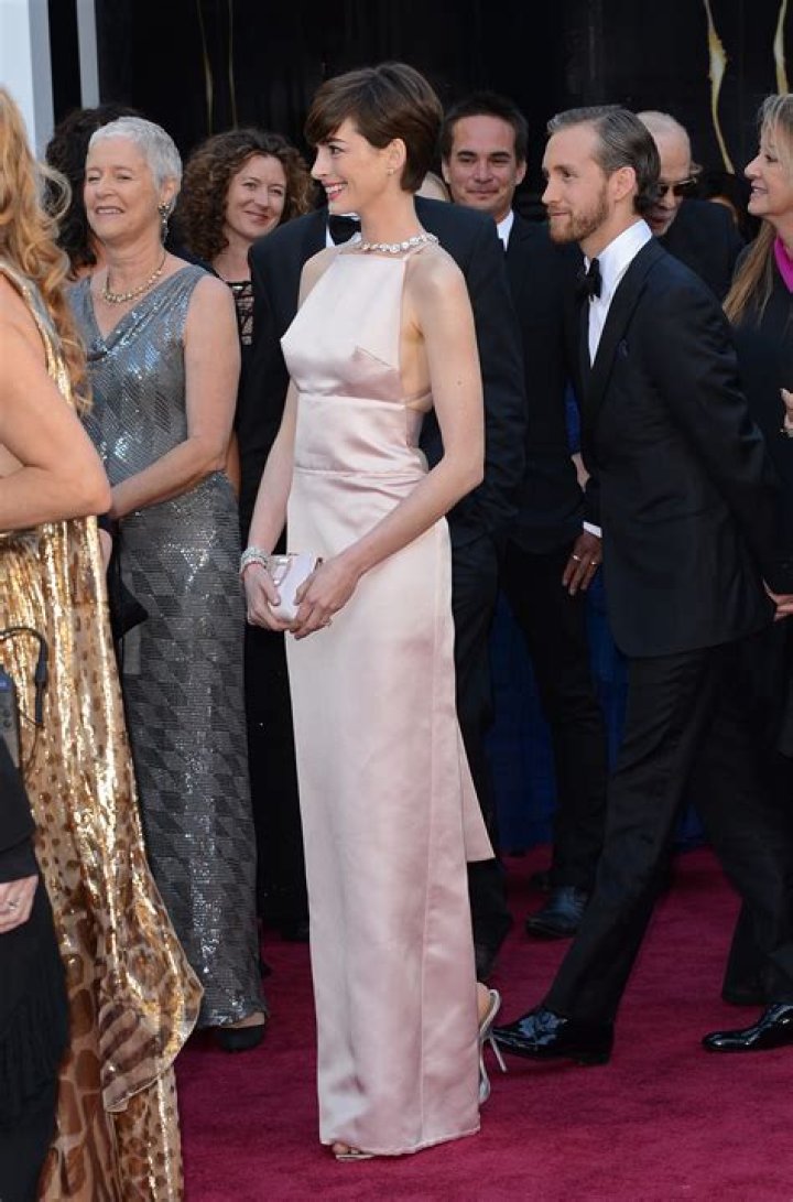 Anne Hathaway in pale pink Prada at the Oscars: pretty or kind of trashy?