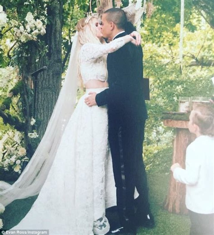 Ashlee Simpson and Pete Wentz’s wedding photo is not impressive