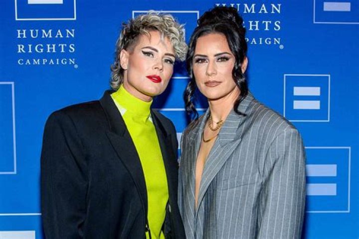 Ashlee Simpson filed for divorce from Pete Wentz (updates)