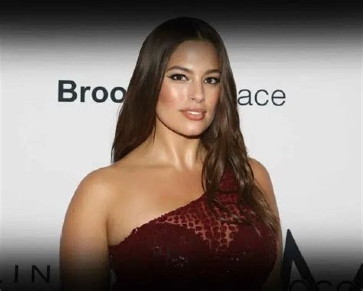 Ashley Graham Age, Height, Weight, Net Worth, Husband, Nationality, Education, Brands, Awards, Husband, Children, Parents
