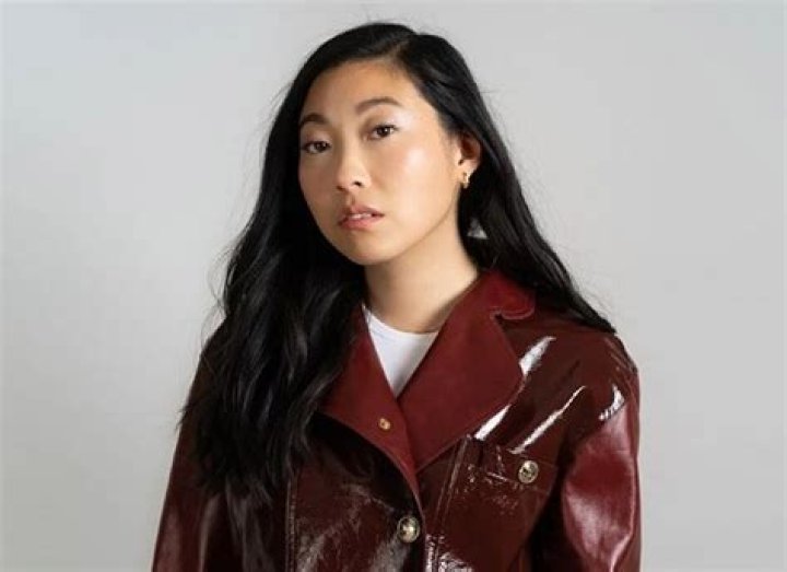 Awkwafina addresses her AAVE & cultural appropriation, then quits Twitter