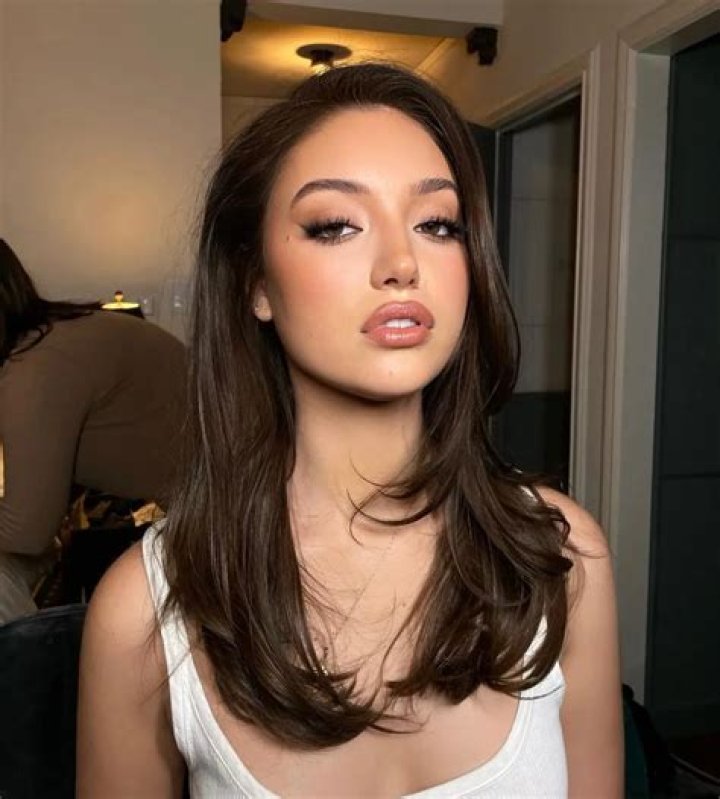 Bella Podaras Height, Weight, Net Worth, Age, Birthday, Wikipedia, Who, Nationality, Biography