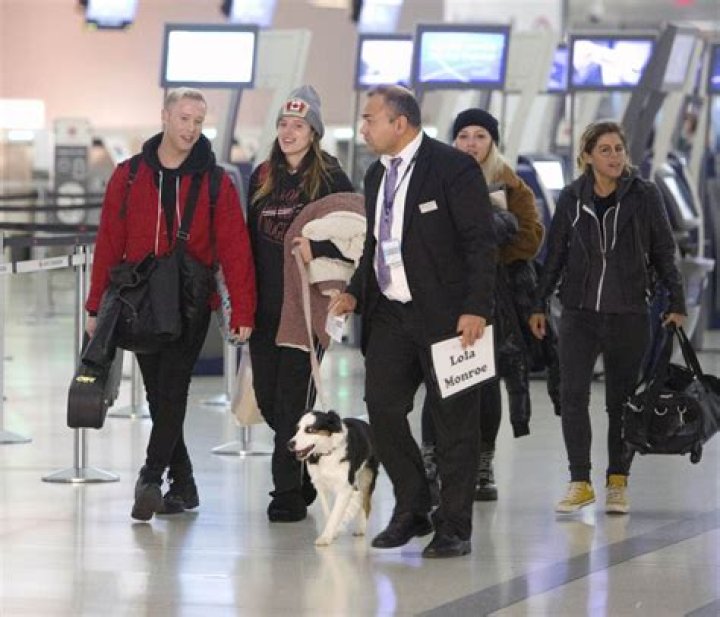 Bella Thorne spotted with her new girlfriend Alex Martini at Toronto airport!