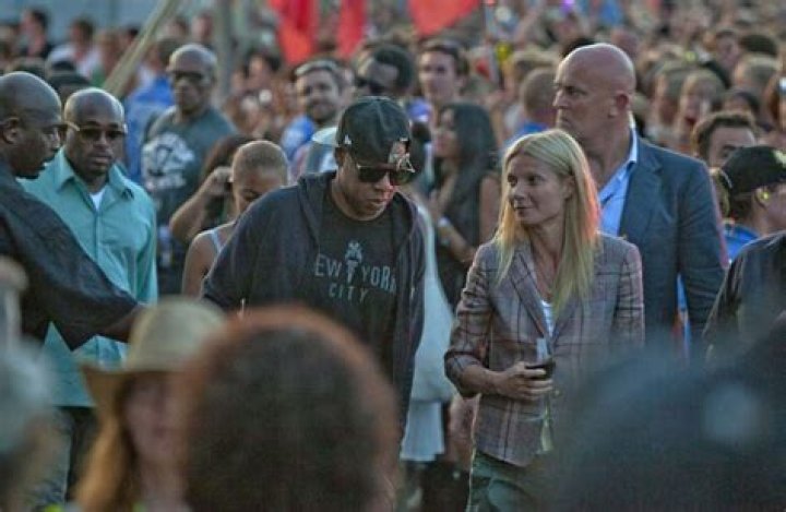 	Beyonce closes Glastonbury, with her BFF Gwyneth Paltrow cheering her on	