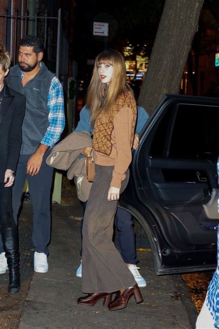bitchy | Taylor Swift captures camera flashes in autumn attire at Minetta Tavern
