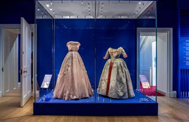Blake Lively crossed a barrier to fix the display of her gown at Kensington Palace