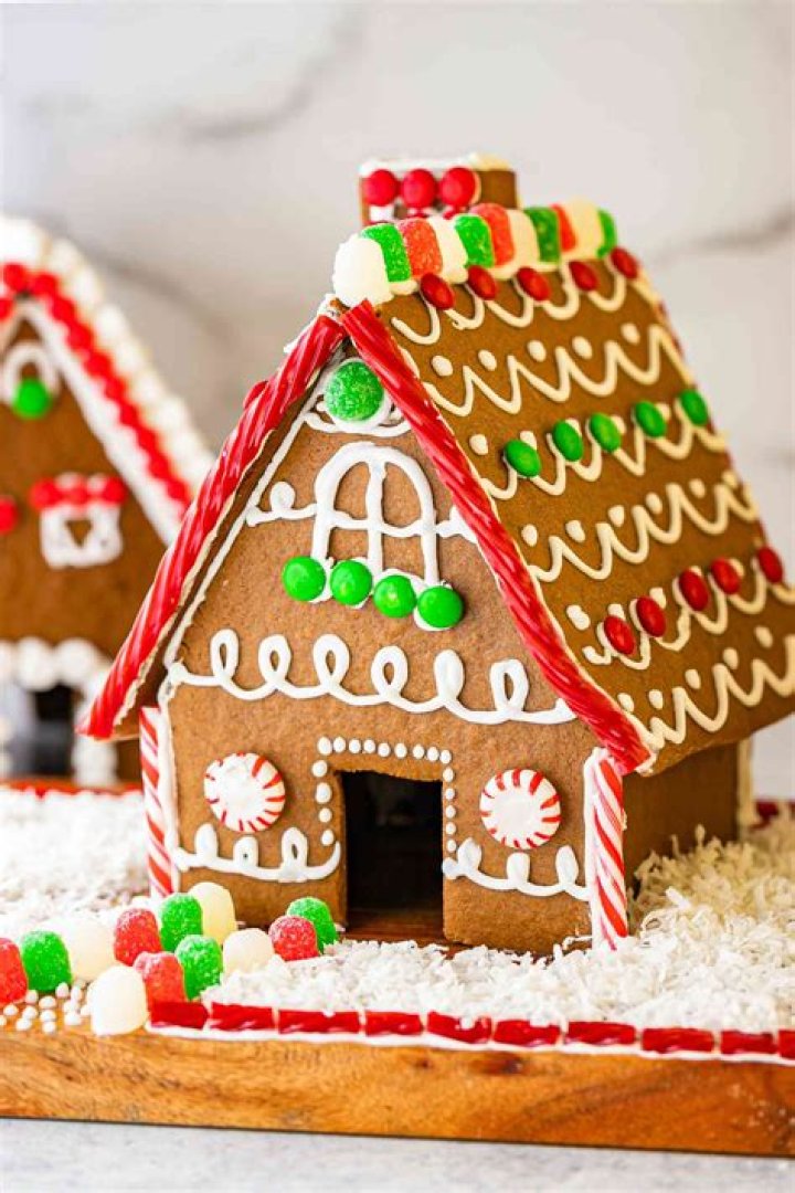 Blake Shelton loves his wife’s gingerbread houses & holiday decorations
