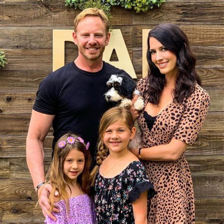 Blogger Erin Ziering talks about her relationship with ex-husband Ian Ziering and co-parenting her two daughters with him!