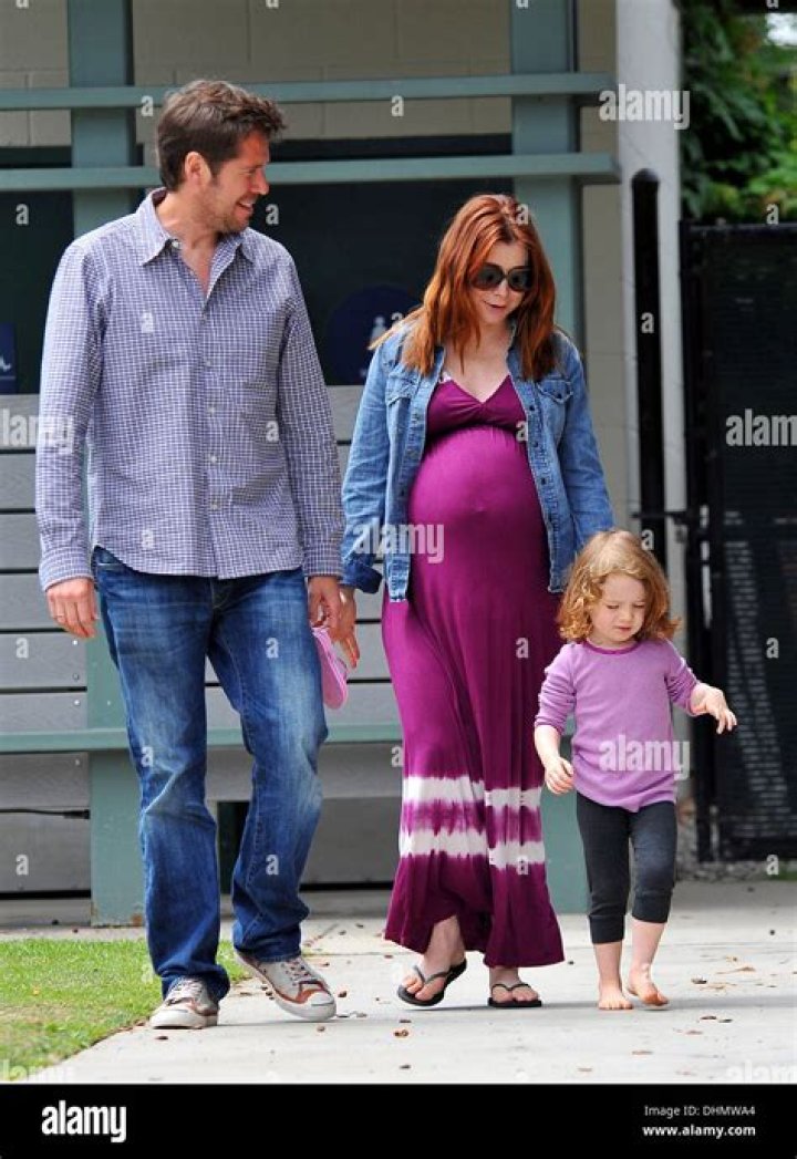 “Buffy” alum Alyson Hannigan pregnant with her first child