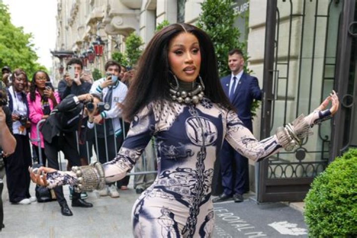 Cardi B daring to dance commando on stage uncovers more than just an awkward clip