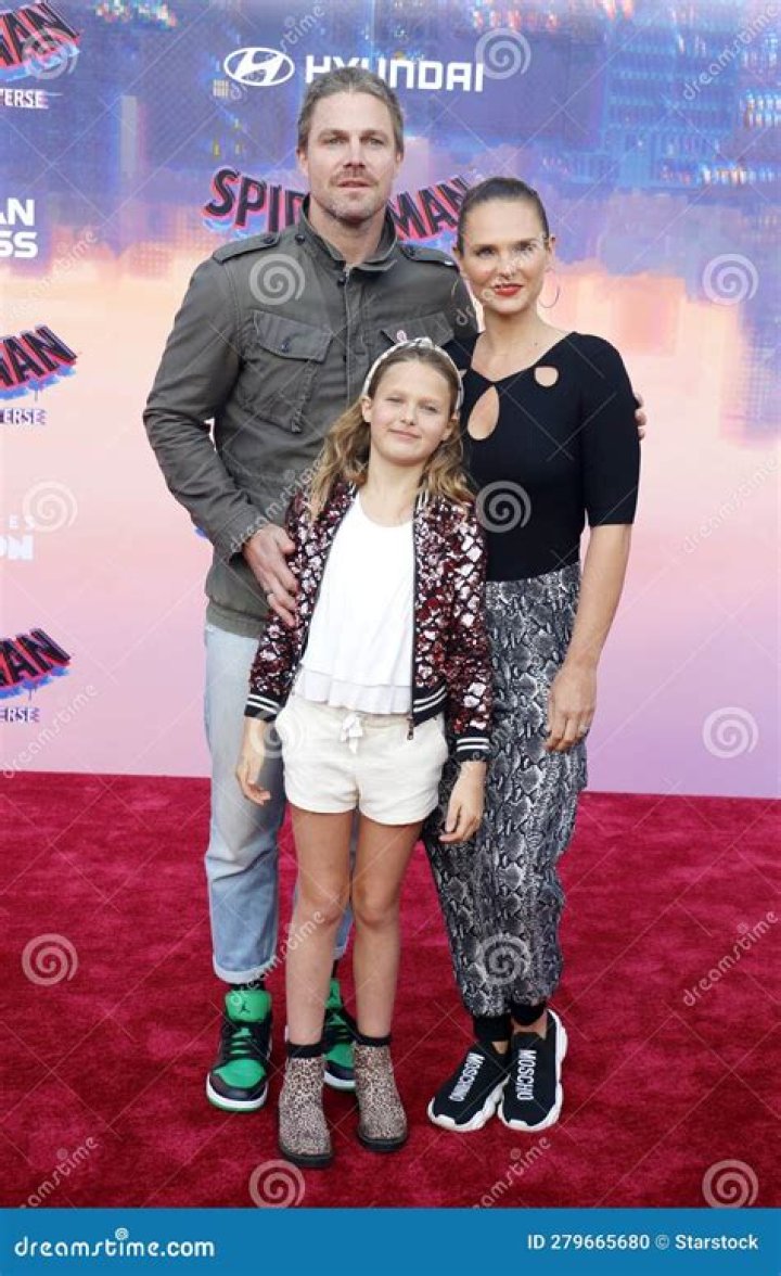 
Cassandra Jean Amell’s Age and Birthday :Her relationship with Steven Amell. Their Kids. 