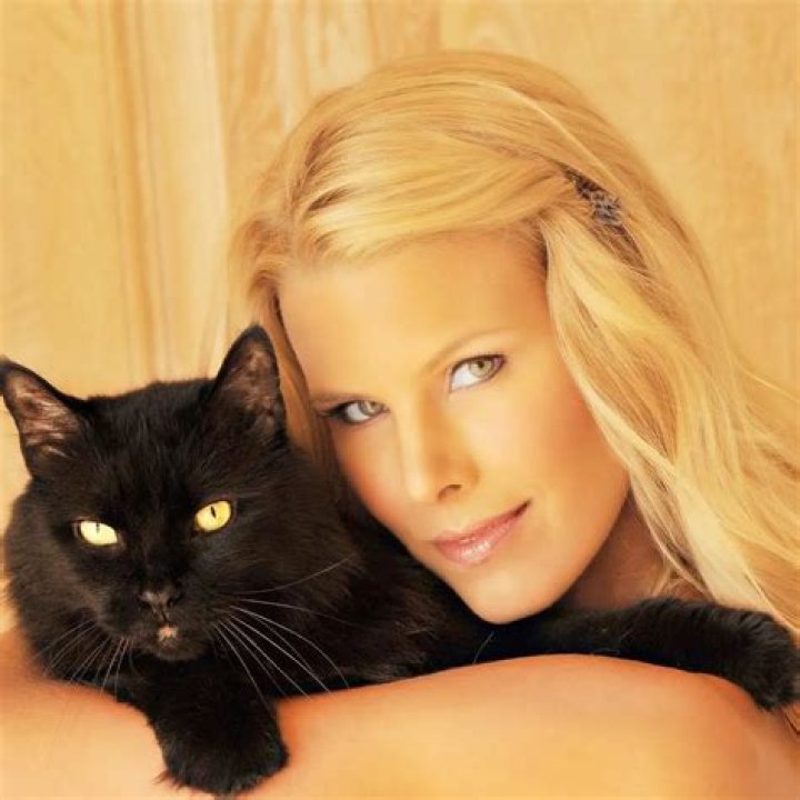 Celebrity couple Beth and Howard Stern uses 90 million dollar fortune to foster hundreds of cats