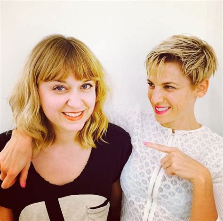 Check out Jessica Seinfeld’s new blonde pixie: unflattering, trendy or cute?