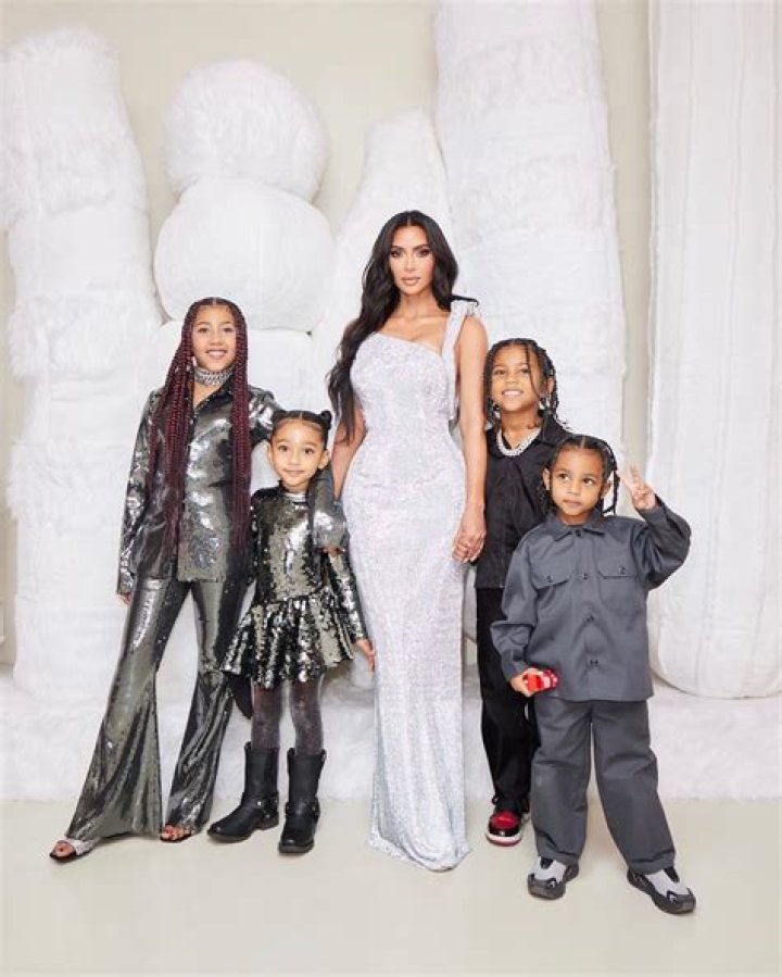 
“Class”: Netizens support Kim Kardashian as she tearfully addresses co-parenting with Kanye on IRL podcast 