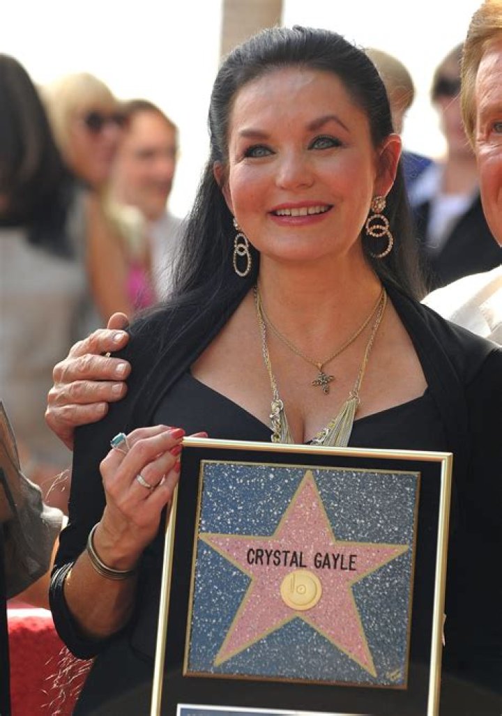 Crystal Gayle Height, Weight, Net Worth, Age, Birthday, Wikipedia, Who, Nationality, Biography