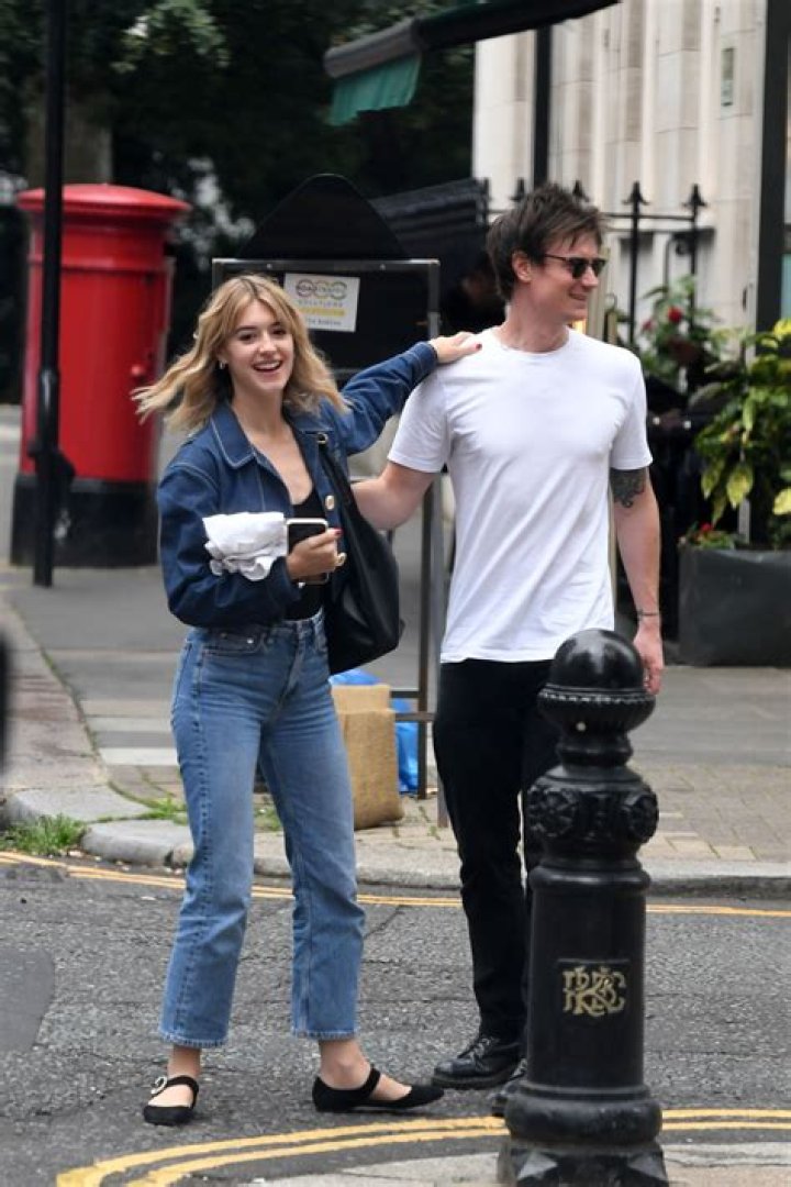 
Daisy Edgar Jones’ Boyfriend, Is She In A Relationship With Tom Varey? 