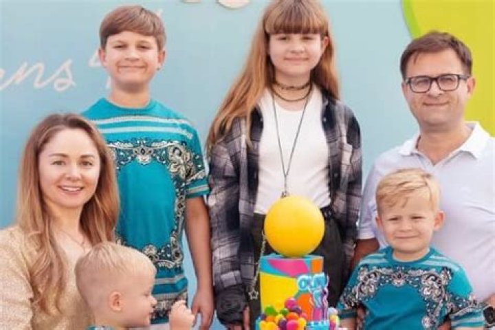 DELLA VLOGS - Members, Ages, Trivia