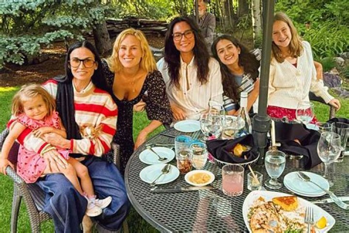 Demi Moore’s daughters are shunning her again, she “went off her rocker”