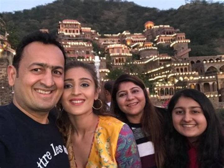 Dhvani Bhanushali - Age, Family, Bio