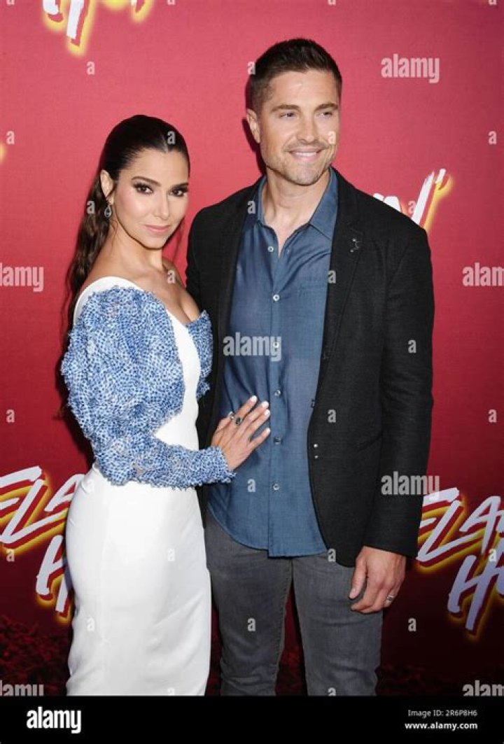 Did Eric Winter and Roselyn Sanchez attend the show Celebrity Family Feud? Know about his married life