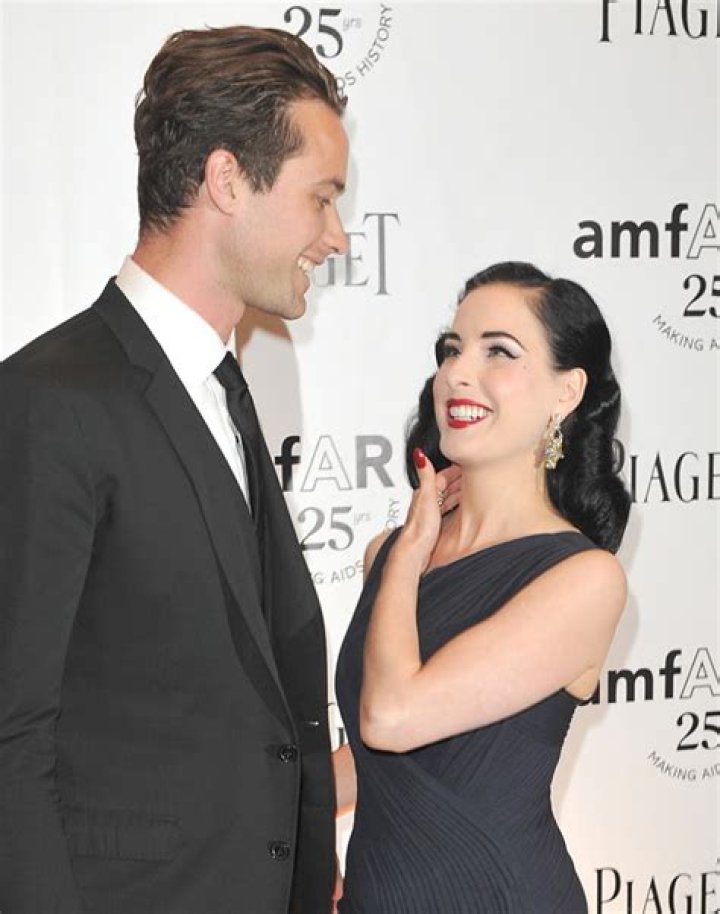 Dita Von Teese & her sexy boyfriend at an amfAR event: hot, amazing or meh?