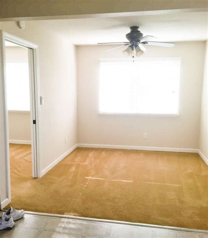 Does a room have to be empty to lay carpet?