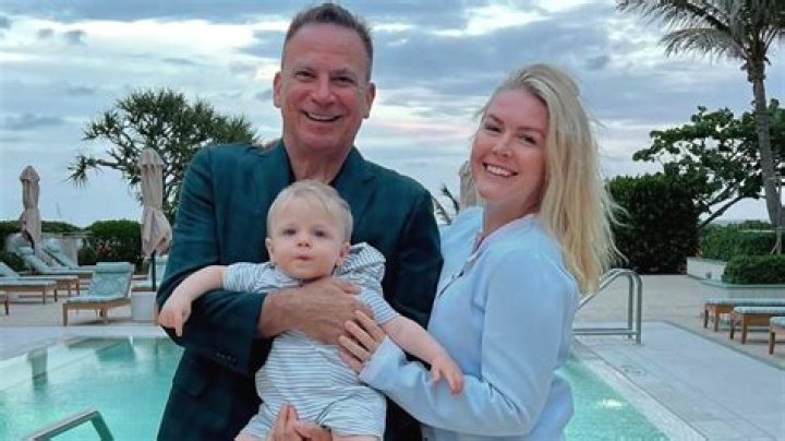 
Does Scarlette Douglas Children? Who Is Her Husband: Is She Married? Family And Net Worth 