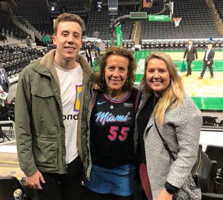 Duncan Robinson Brother Eli And Sister Marta, Parents And Age Gap