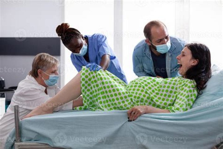 Elsa Pataky waiting 2 months after giving birth to do abdomen exercises