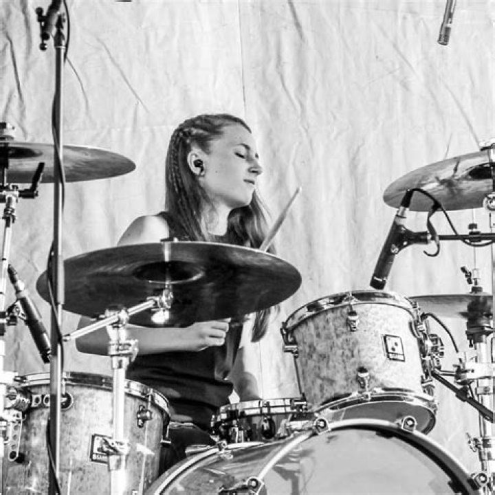 Emily Jones (Drummer) - Age, Family, Bio