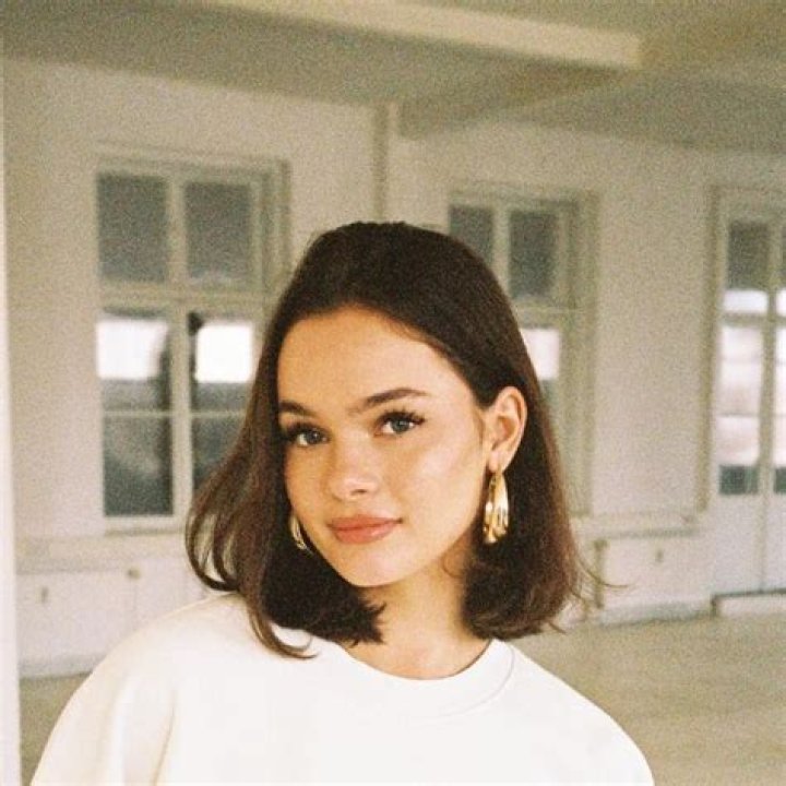 Emma Aurora - Trivia, Family, Bio