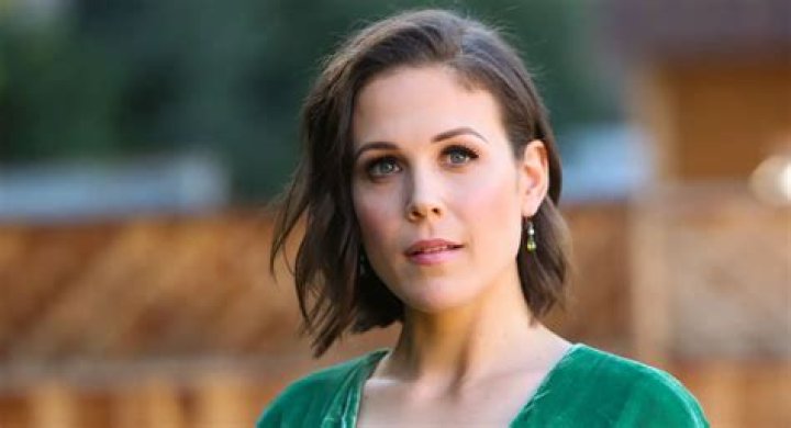 Erin Krakow Height, Weight, Net Worth, Age, Birthday, Wikipedia, Who, Nationality, Biography