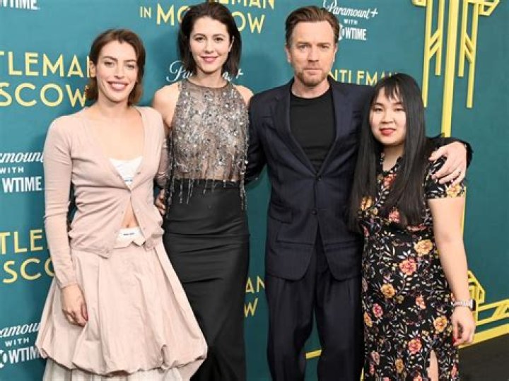 Ewan McGregor & Mary Elizabeth Winstead welcomed a secret son, Laurie