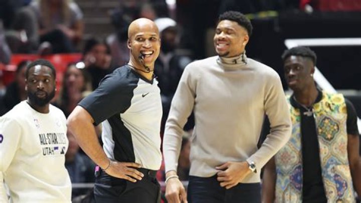 
Fans amused after seeing Giannis Antetokounmpo’s reaction to Richard Jefferson as referee for 2023 Ruffles All-Star Celebrity Game 