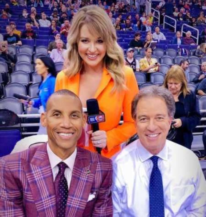 Female Sports Anchor, Kristen Ledlow Married to Her Husband, Will Ramanakimai