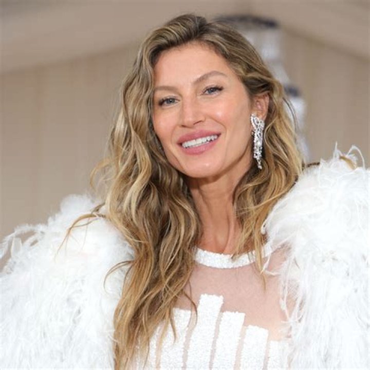 Gisele Bundchen posts wedding dress pic on her sixth anniversary: pretty?