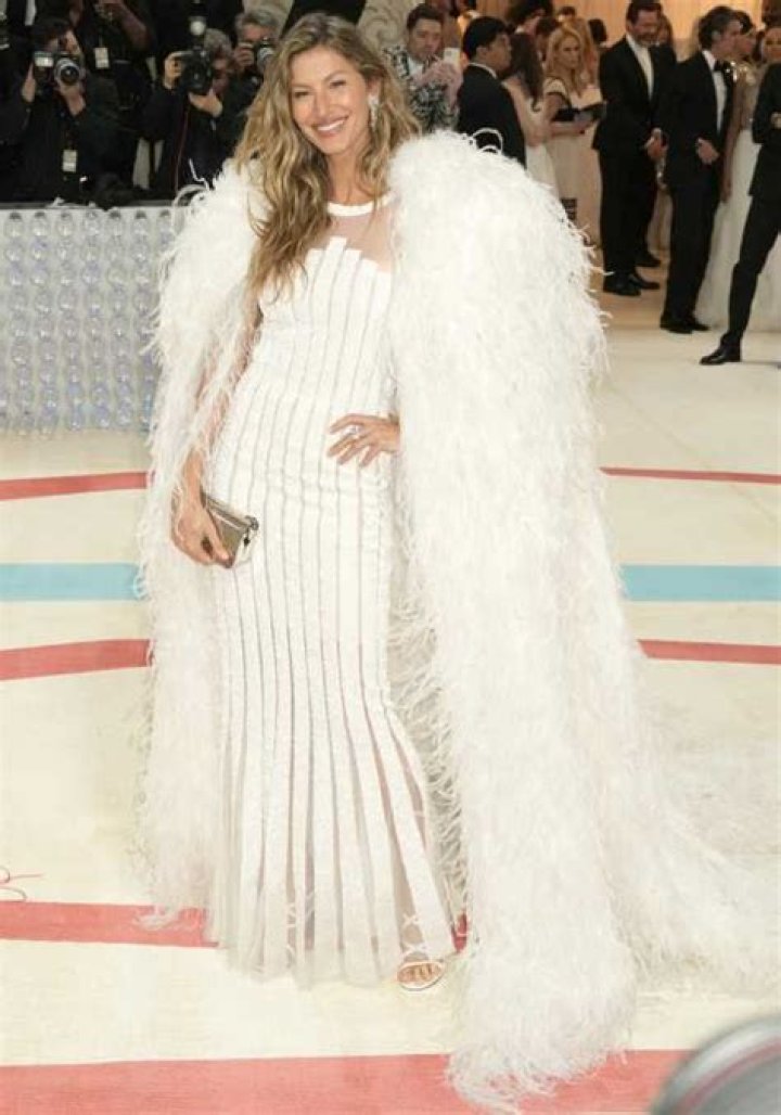 Gisele Bundchen wore a 2007 Chanel gown for the Met Gala: boring or cool?
