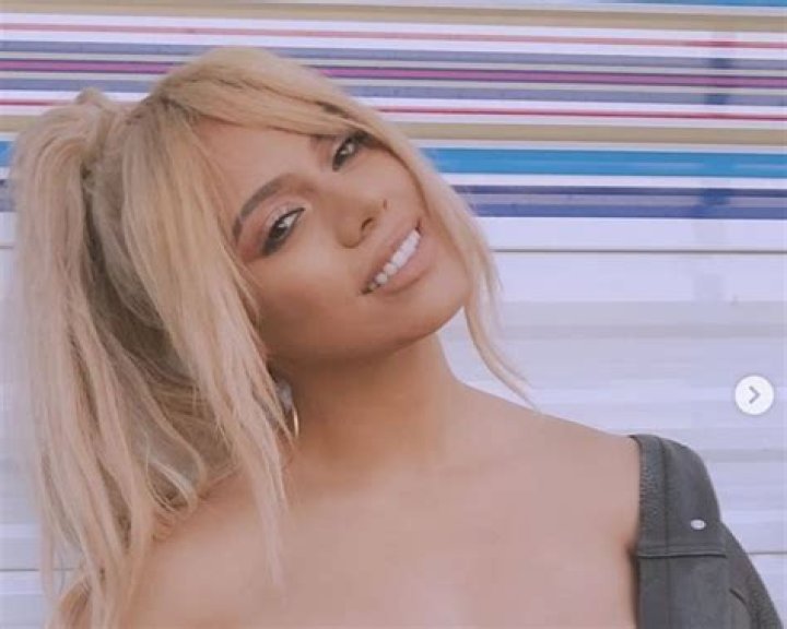 Growing up in a Large family with a musical environment and building interest in singing since an early age. Explore about the youngest girl from “Fifth Harmony”-Dinah Jane and her solo career!