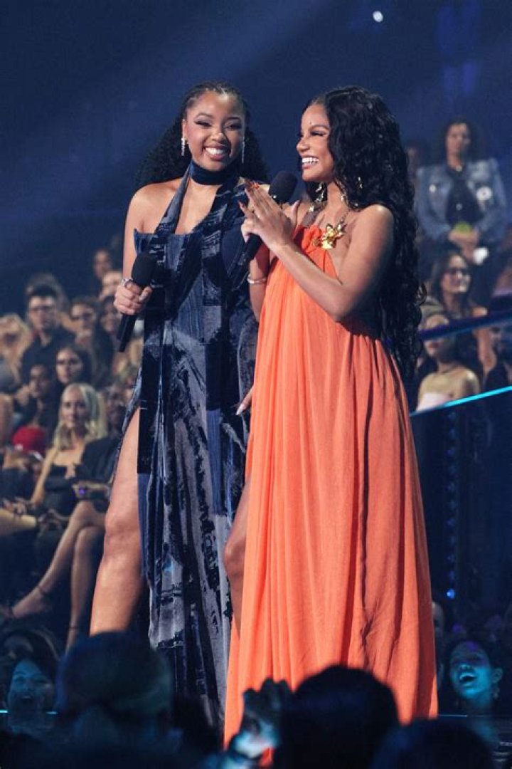 “Halle Bailey & DDG dressed up as Whitney & Bobby for Halloween” links