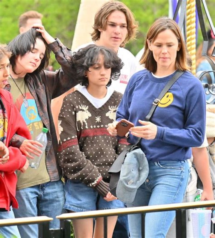 Halle Berry & Jennifer Garner’s paparazzi bill for children is now a law