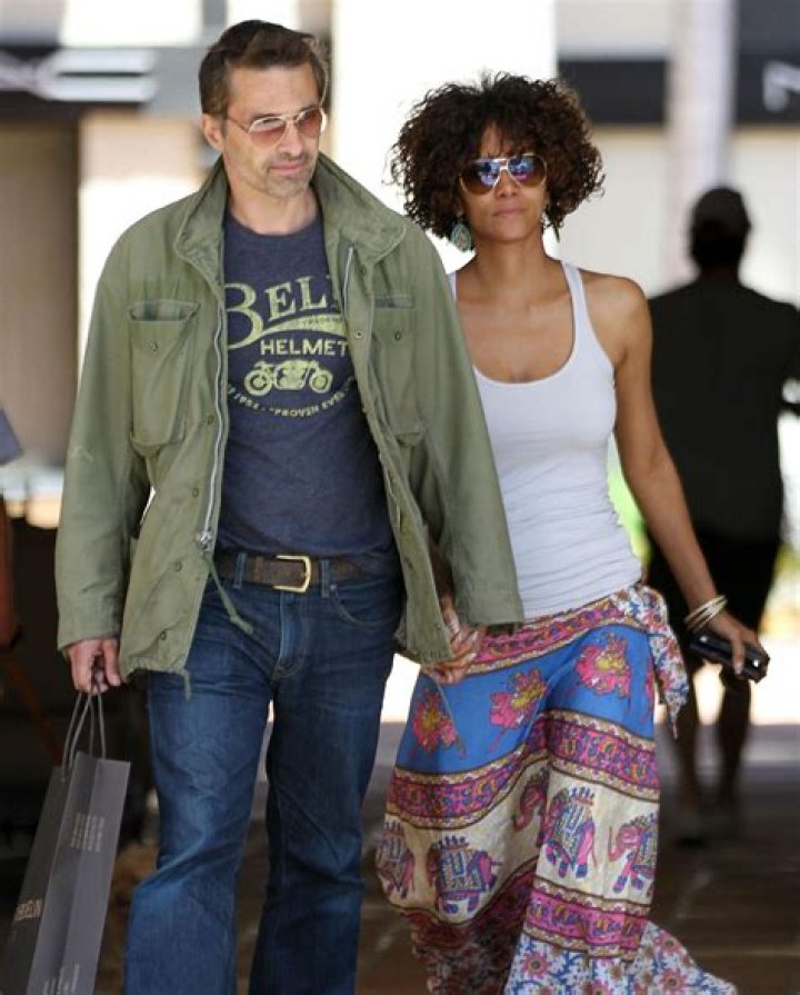 Halle Berry & Olivier’s divorce is going so well, they’re vacationing together